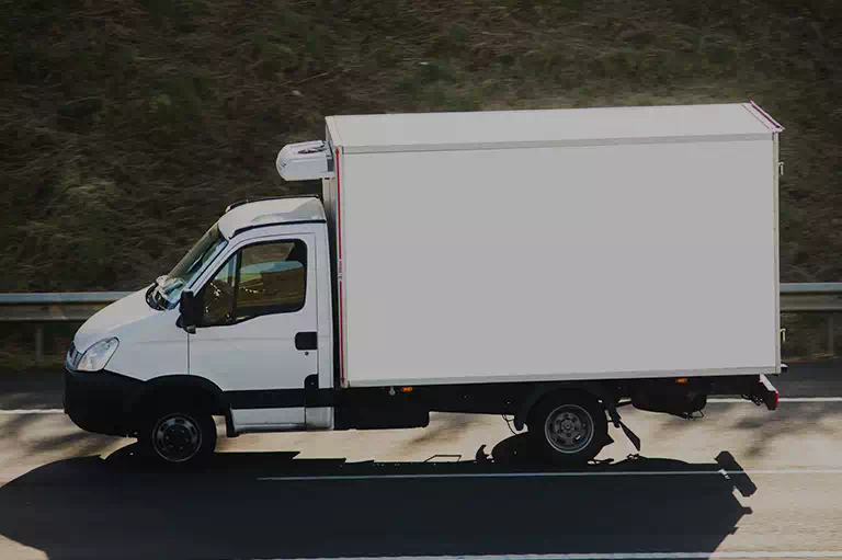 Biały pojazd ciężarowy
